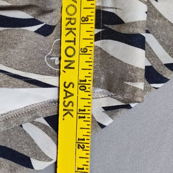 Under Armour board shorts men's sz 30 grey colour wave pattern summer swim wear - Picture 11 of 12